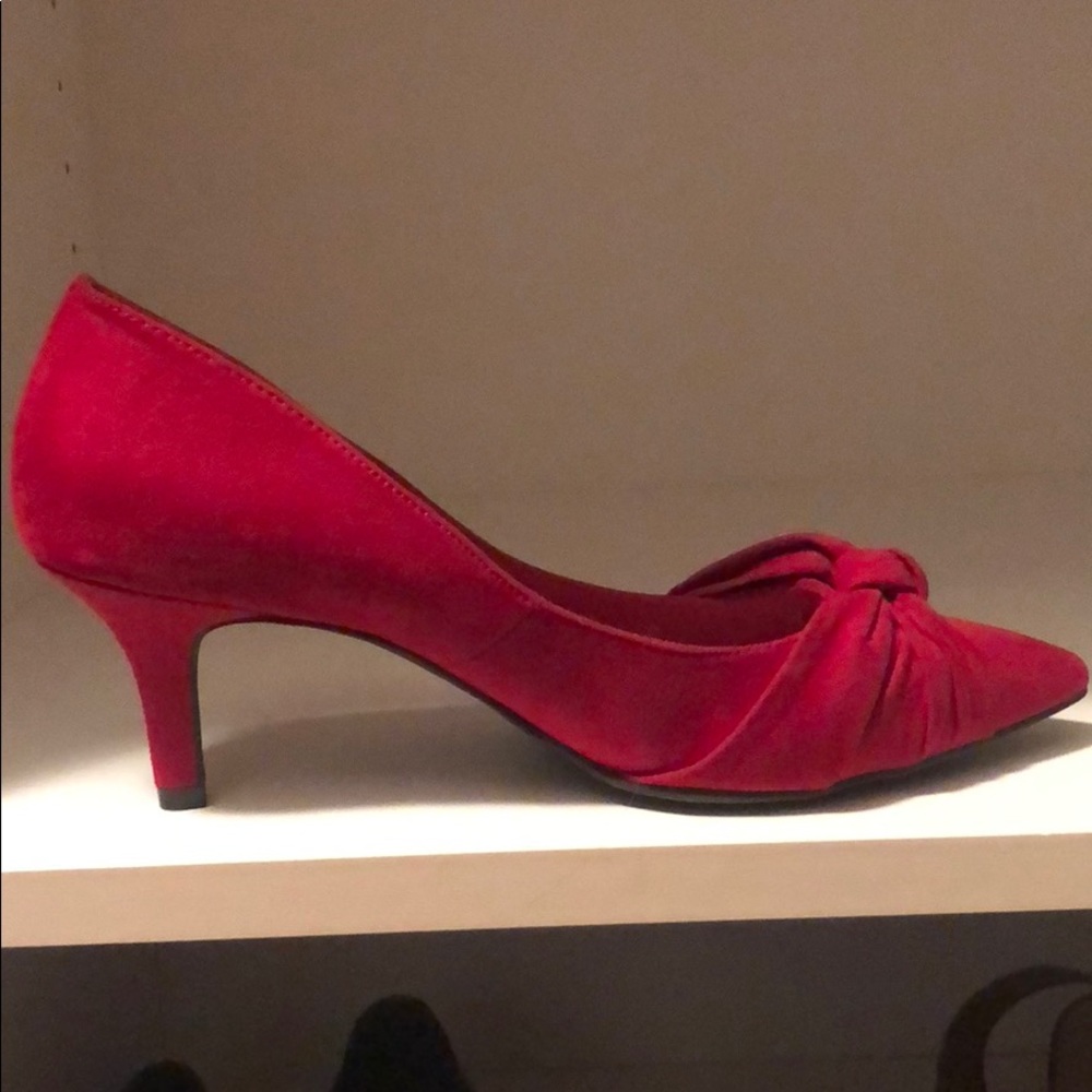 Red heeled shoe with bow